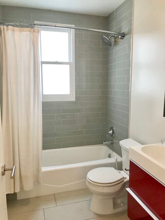 Building Photo - 1990 Green St