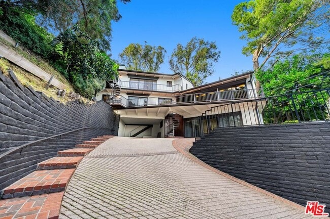 Building Photo - 9305 Beverlycrest Dr