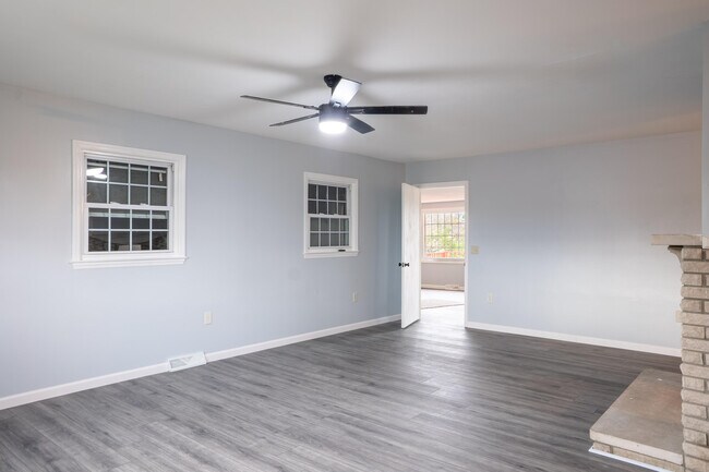 Building Photo - 400 Midland Dr