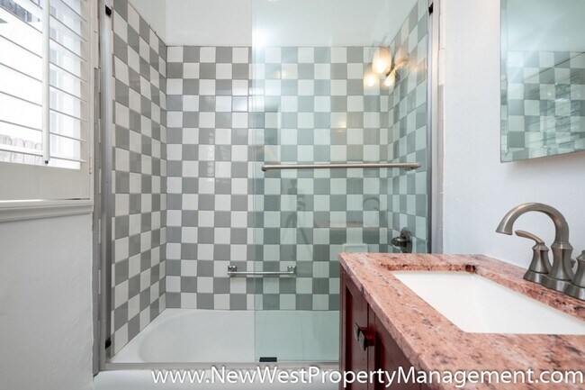 Building Photo - Charming Golden Hill 1-Bedroom, Available Now!