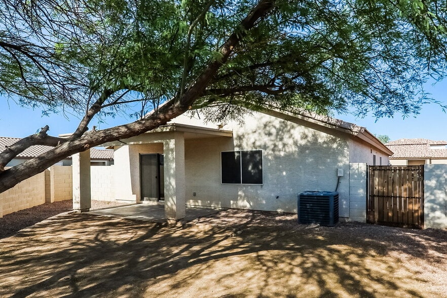 Building Photo - 13117 N El Frio St