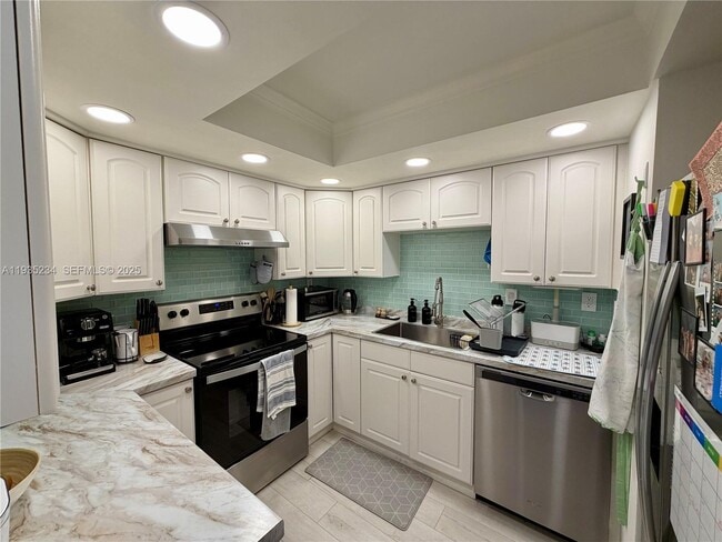 Building Photo - 1450 Brickell Bay Dr