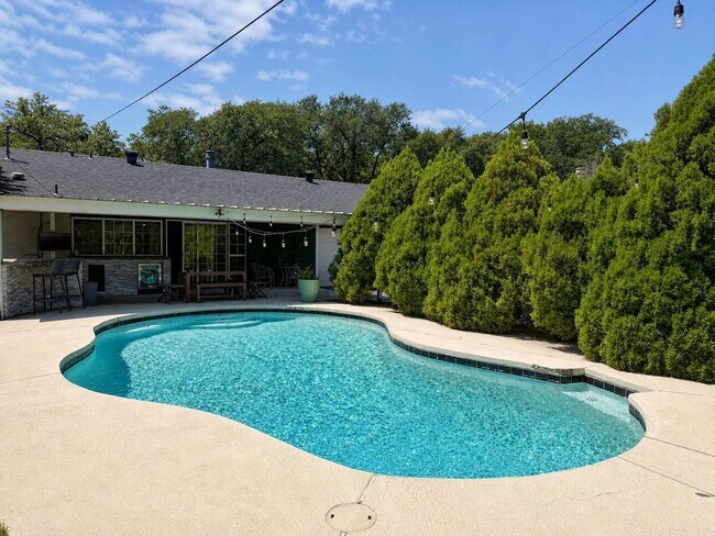 Building Photo - 11067 Wallbrook Dr