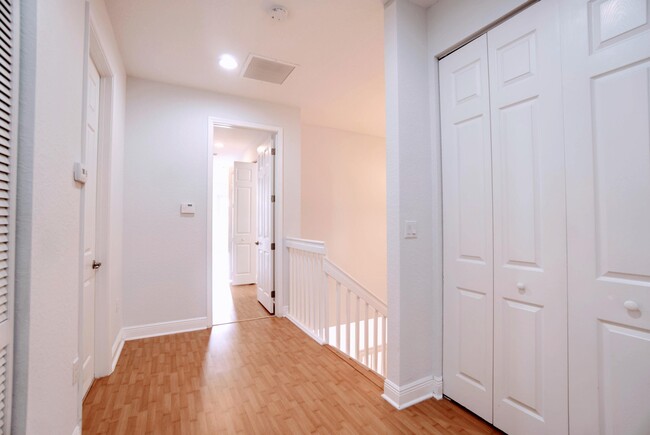Building Photo - 6890 Julia Gardens Dr