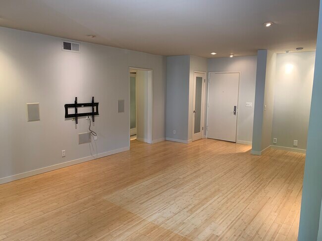 Building Photo - 1250 N Kings Rd