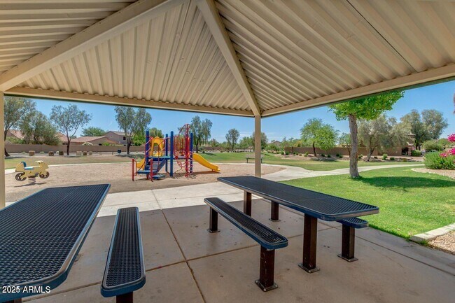 Building Photo - 906 E Pasture Canyon Dr