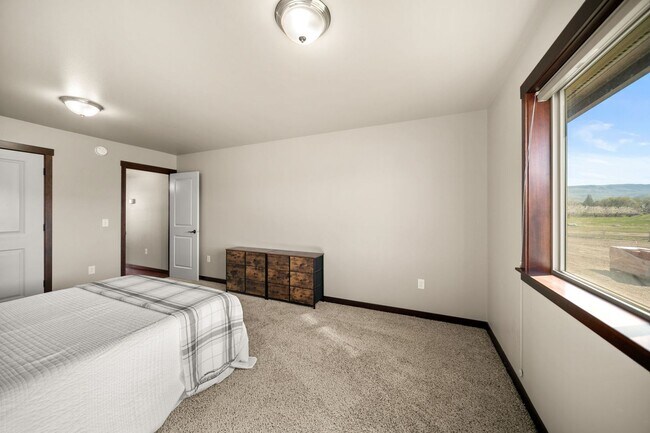 Building Photo - 229 Sun Valley Dr