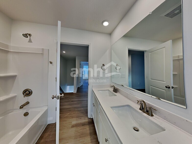 Building Photo - 980 Heritage Blvd