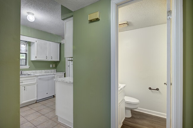 Building Photo - 121 Holland Park Cir