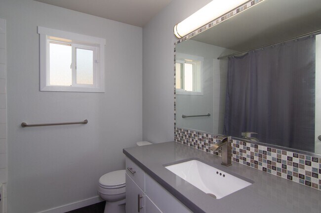 Building Photo - 3 Bed 2 Bath fully updated home adjacent to park & shopping
