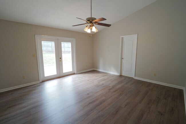 Building Photo - 3 Bed / 2 Bath with Large Yard/Garage in Bucklake area!