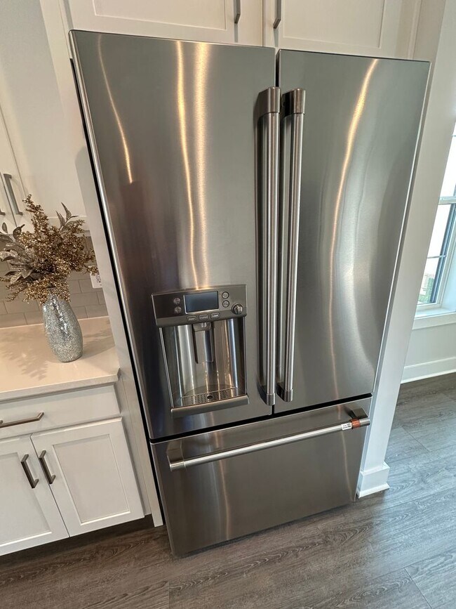 Building Photo - For Rent: Luxurious Short Pump Condo at Ga...