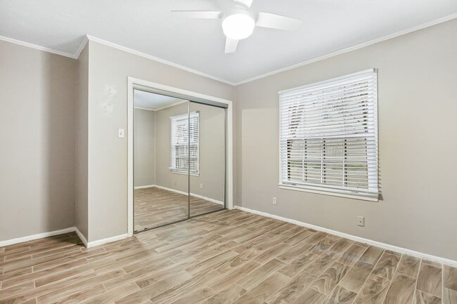 Building Photo - Alamo Heights Condo