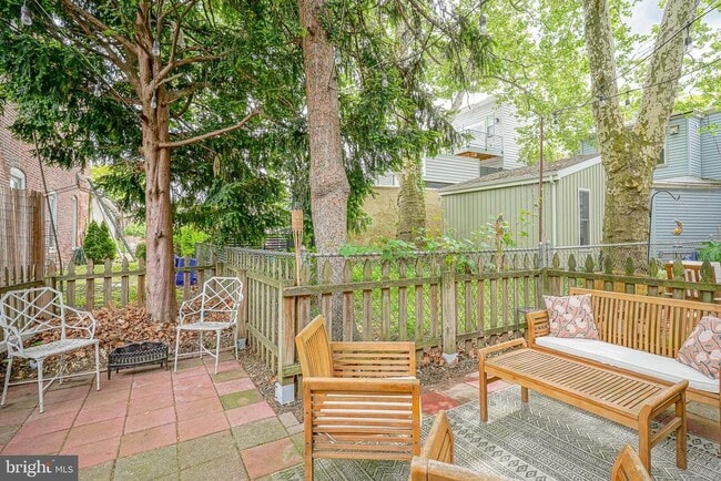 Building Photo - 6 E Collings Ave