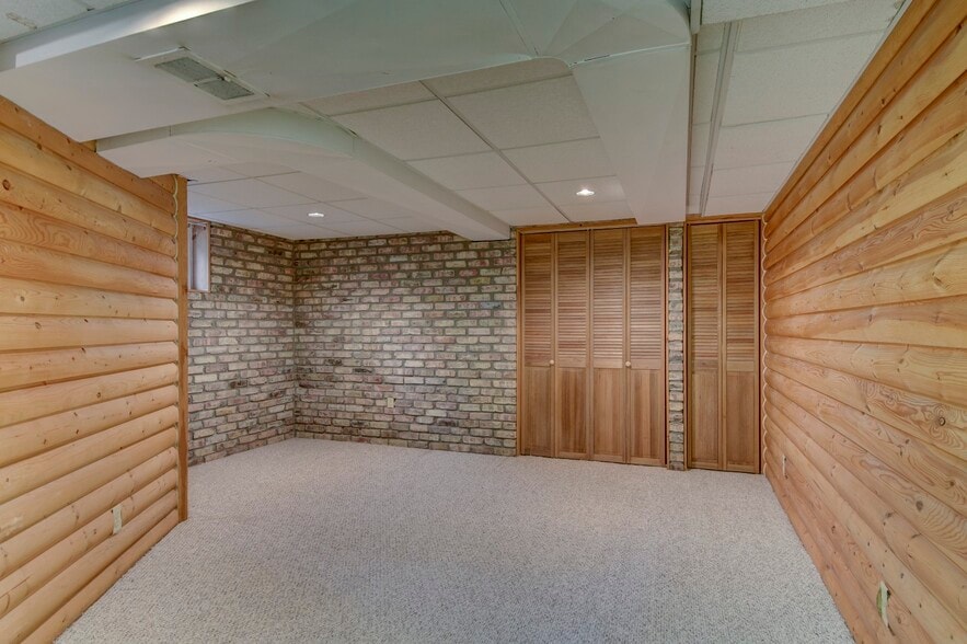 Large family room. - 5210 Rees St