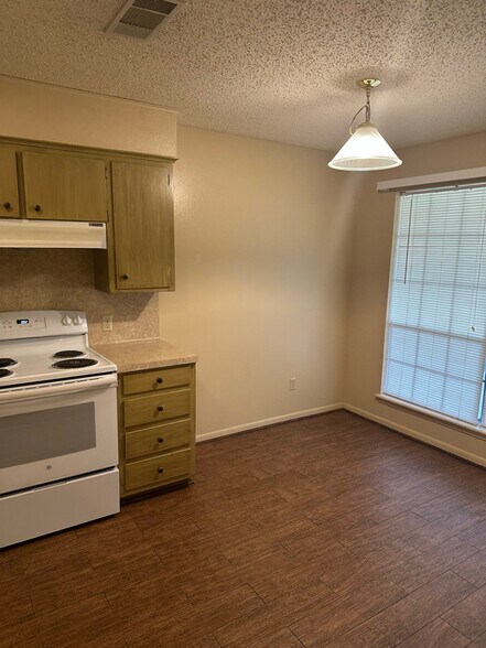 Building Photo - 1429 W Fairmont St