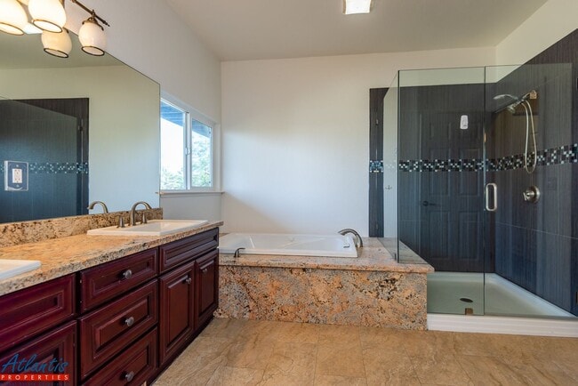 Building Photo - Stunning & Spacious Home | Panoramic Views