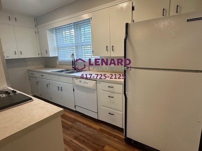 Building Photo - Beautiful 3 Bedroom House with Fenced in Yard