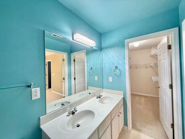 Building Photo - **OFFERING REFUNDABLE APPLICATION FEES** Stunning 3BD, 4BA Morrisville Townhome in an HOA Communi...