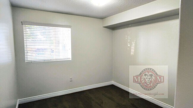 Building Photo - Great 3 Bed 2 Bath Sandy Condo!!