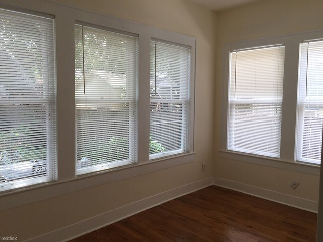 Building Photo - 2 br, 1 bath 4plex - 518 E Locust St Apt 1