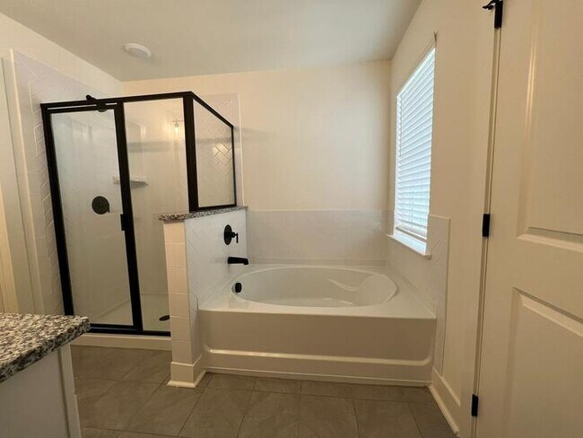 Building Photo - 3 bedroom Townhome in Auburn