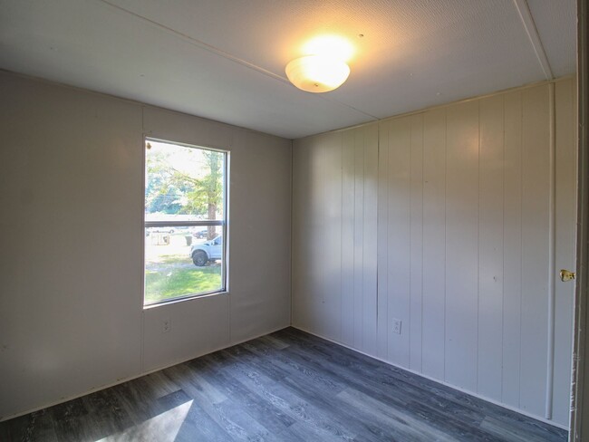 Building Photo - New Rental at River Road Estates!