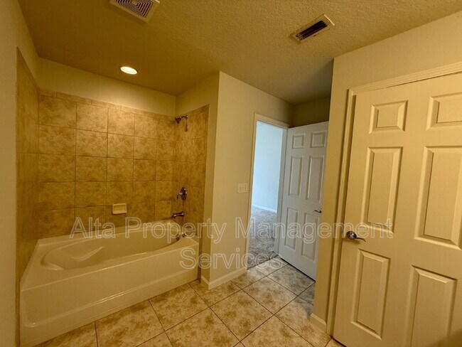 Building Photo - 6812 Roundleaf Dr