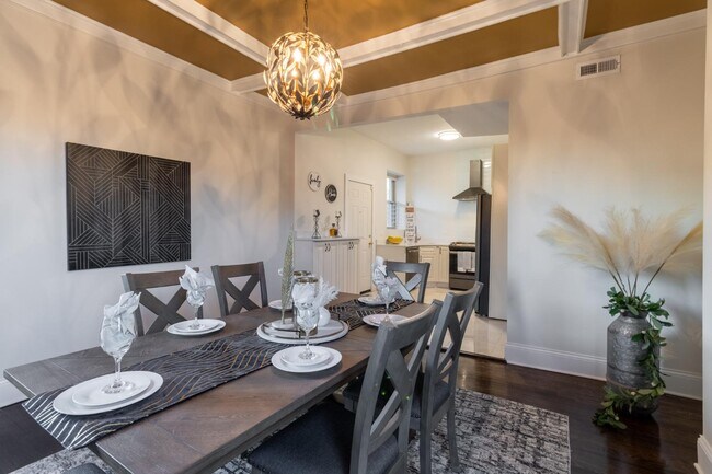 Building Photo - 5536 S King Dr