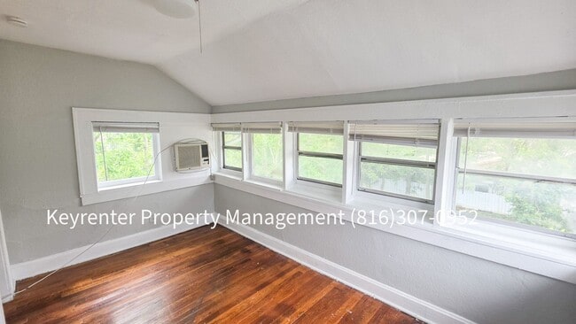 Building Photo - 2 Bed 1 Bath rare to rent!