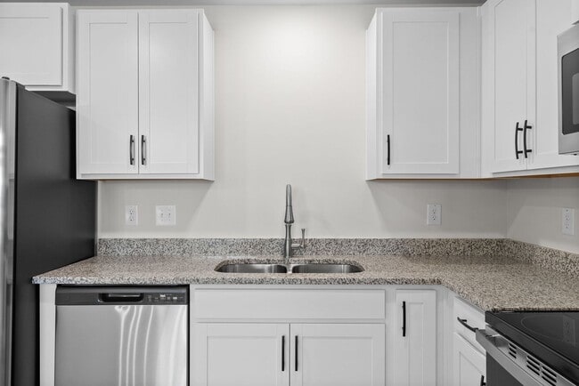 Building Photo - 1/2 off your first Months Rent! Close to downtown Clarksville & APSU! 2 Bed/2.5 Bath townhouse!