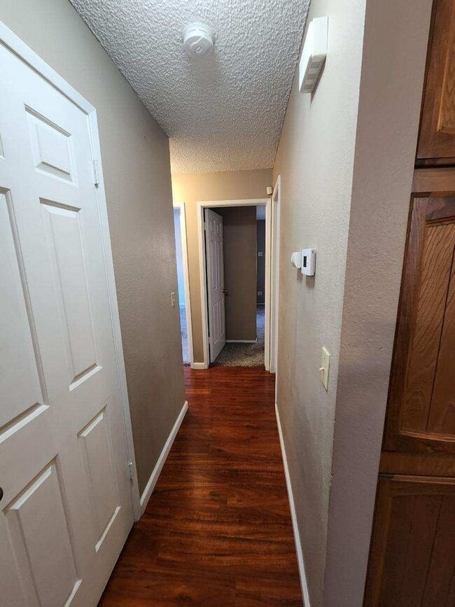 Building Photo - Spacious 2 bedroom 2 bath condo with Laundry Inside!!!