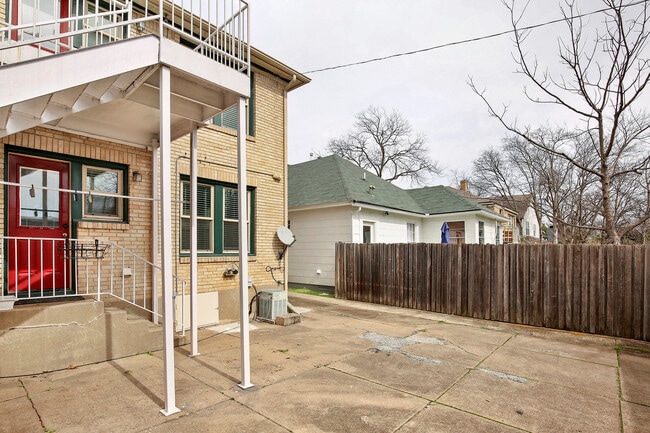 Building Photo - 5924 La Vista Dr