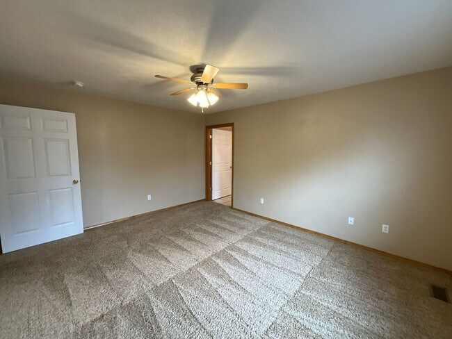 Building Photo - Beautiful Home on Private Setting