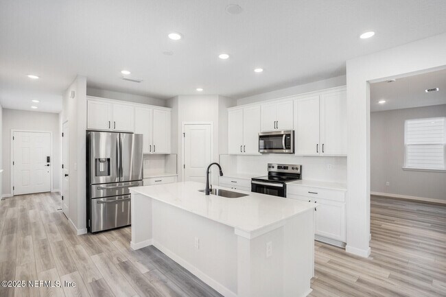 Building Photo - 95999 Surrey Pl