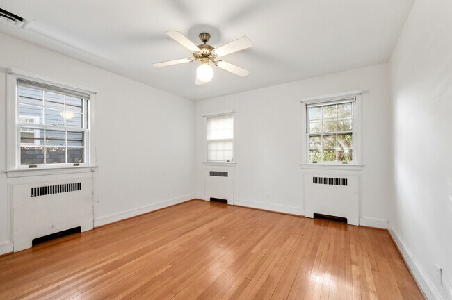 Building Photo - 5325 Chevy Chase Pky NW