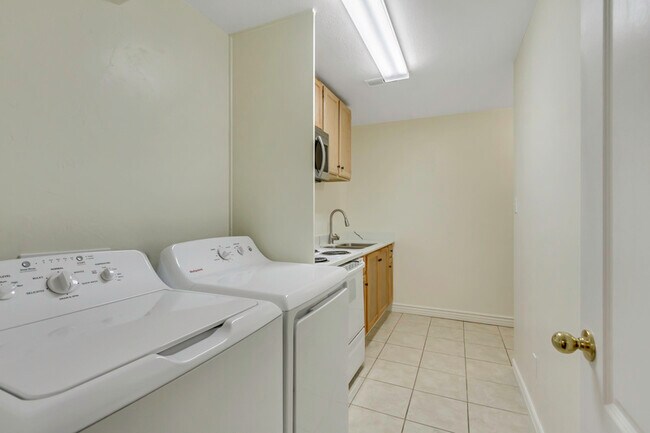 Building Photo - 692 E 180 N