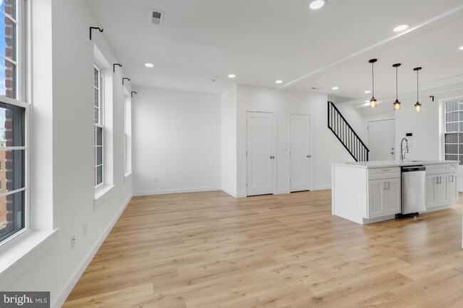 Building Photo - 2045 Trenton Ave