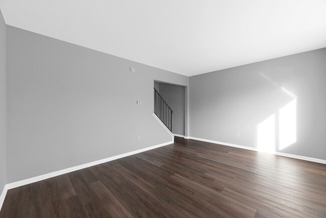 Building Photo - CHLOE TOWNHOMES (4PLEX 417 BARNETT)
