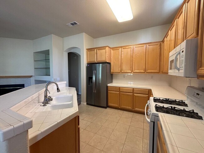 Building Photo - Gorgeous 3 Bed 2.5 Bath with SOLAR! 55+ Community