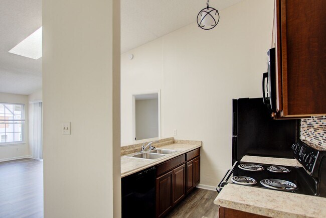Building Photo - 2 Bedroom, 2 Bath Updated Condo, Newpointe...