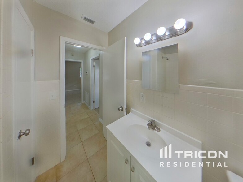 Building Photo - 10811 La Vista Loop