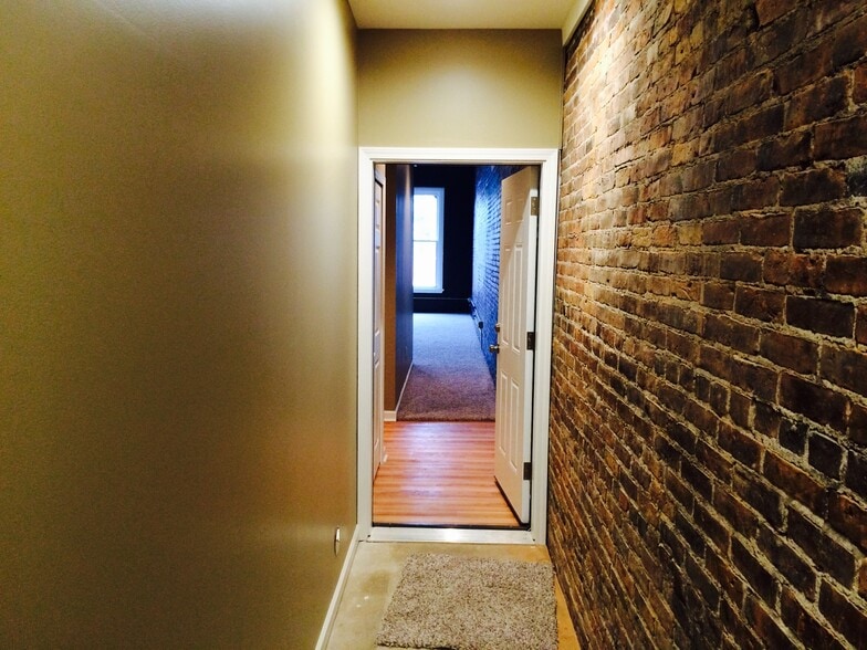 Building Photo - 135 S Main St