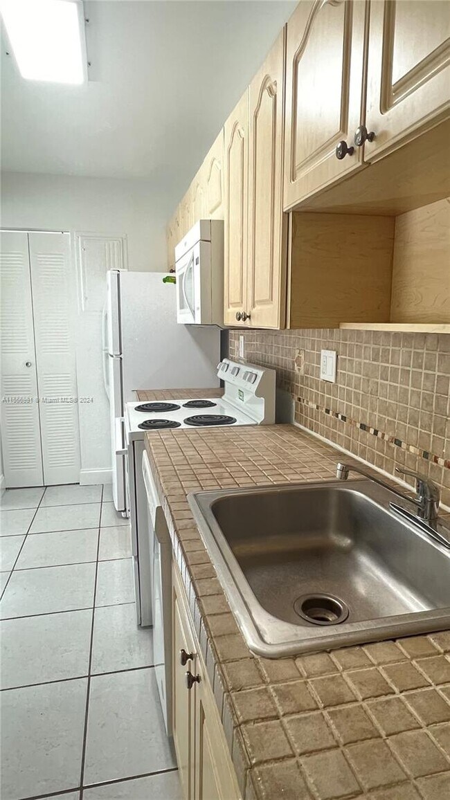 Building Photo - 4570 NW 79th Ave