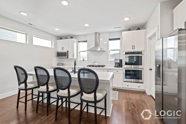Building Photo - Beautiful Row End Townhome in Park City Utah!
