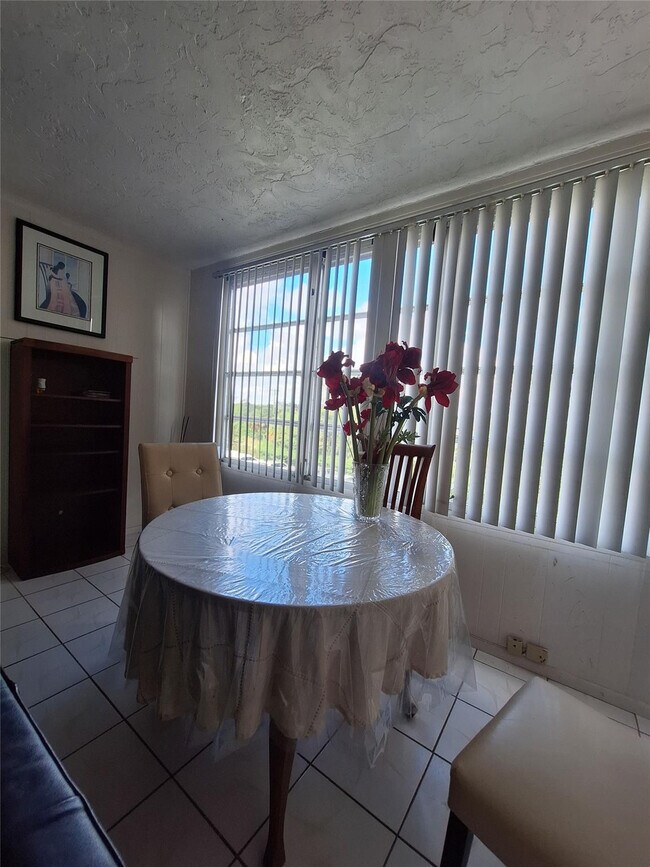 Building Photo - 2821 Somerset Dr