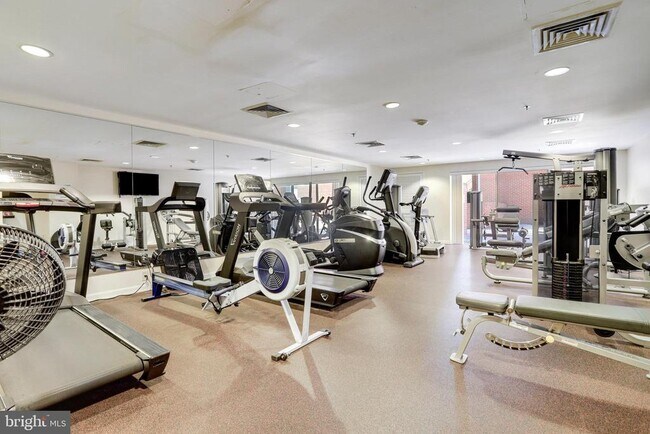 Building Photo - 545 E Braddock Rd