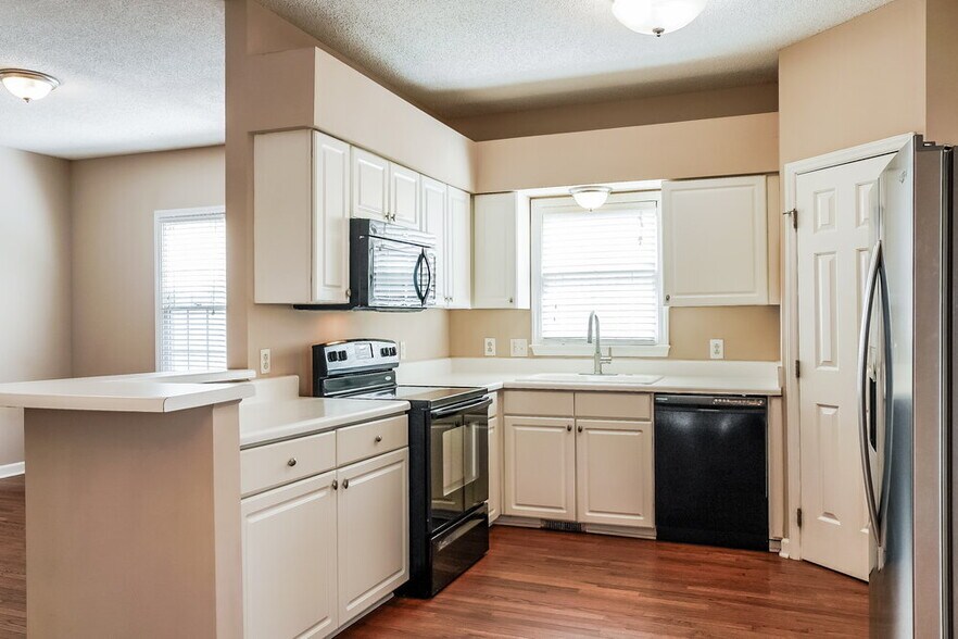 Building Photo - 4900 Royal Troon Dr
