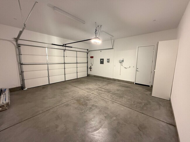 Building Photo - Beautiful 4-Bedroom Home with Solar and Private Patio in Plum Estates!