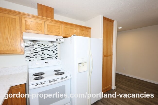 Building Photo - SE 121st Ave- 3 bedroom townhome with gas fireplace